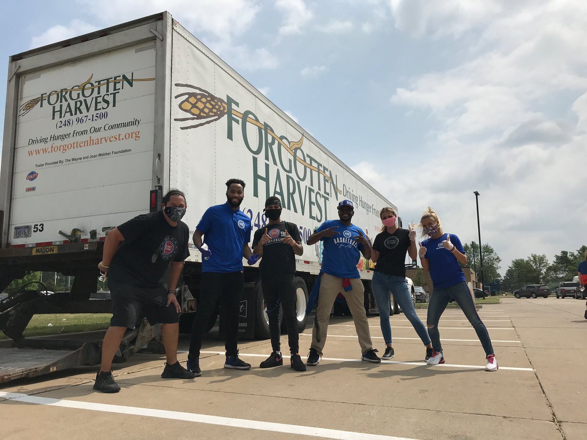 Teamed up with <a href="/Pistons_Extreme/">Pistons Extreme Team</a> today to volunteer with <a href="/ForgottnHarvest/">Forgotten Harvest</a> in Oak Park #ActsOfCaring 

To find a partner site, visit forgottenharvest.org/find-food/