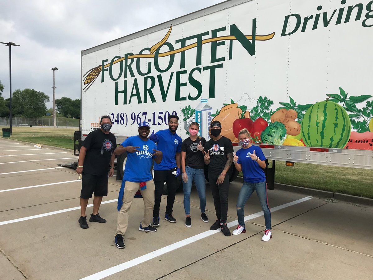 PistonsDancers's tweet photo. Teamed up with @Pistons_Extreme today to volunteer with @ForgottnHarvest in Oak Park #ActsOfCaring 

To find a partner site, visit https://t.co/4T6FB0h564 https://t.co/ynaioi7MZT