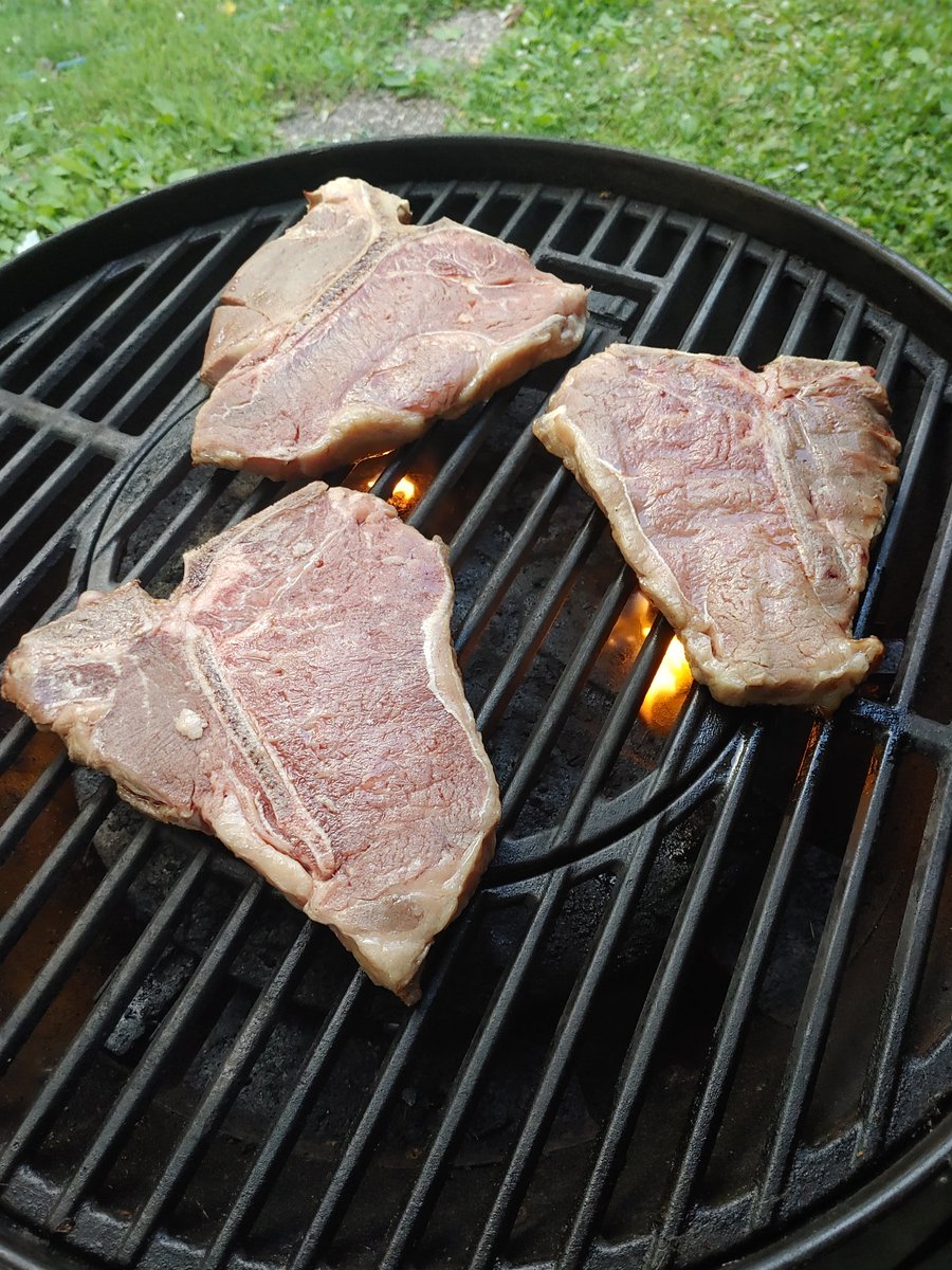 Bnpositive's tweet image. It's been a productive couple of days helping out the parental units with stuff around the house and yard. Wrapping up with some red meat #porterhouse #carnivore #openflame #grilling
