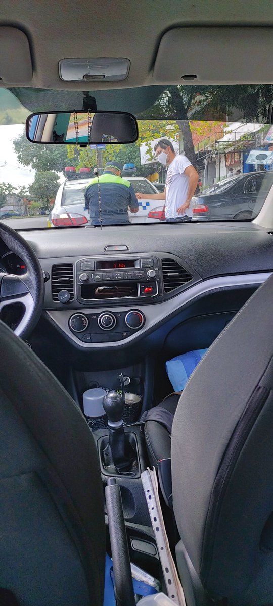 CesarPortilloPy's tweet photo. Hoy voy en UBER, s/ Felix Bogado  aparece PMT, hace gesto de PARE. indica que paso luz roja. Nunca sucedió, el conductor pide la boleta, PMT no hizo la boleta, el UBER no coimeó. En fin. Nos dejo ir RT 🙏 la chapa del auto del PMT @oscarodriguezpy @AsuncionMuni @Santula https://t.co/5iVmVDibMk