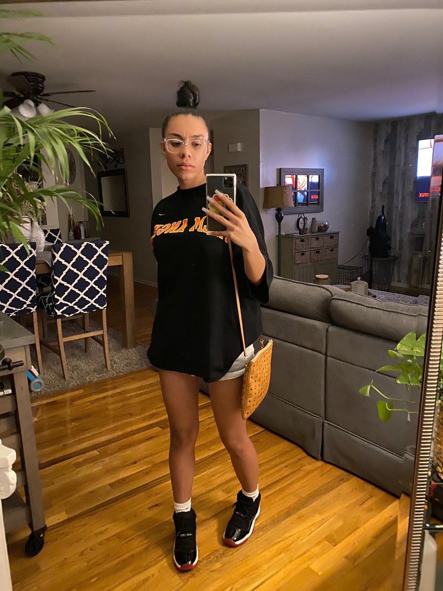 Yalovej's tweet photo. I’m really 80% legs 🧶 https://t.co/Impi03FP4s