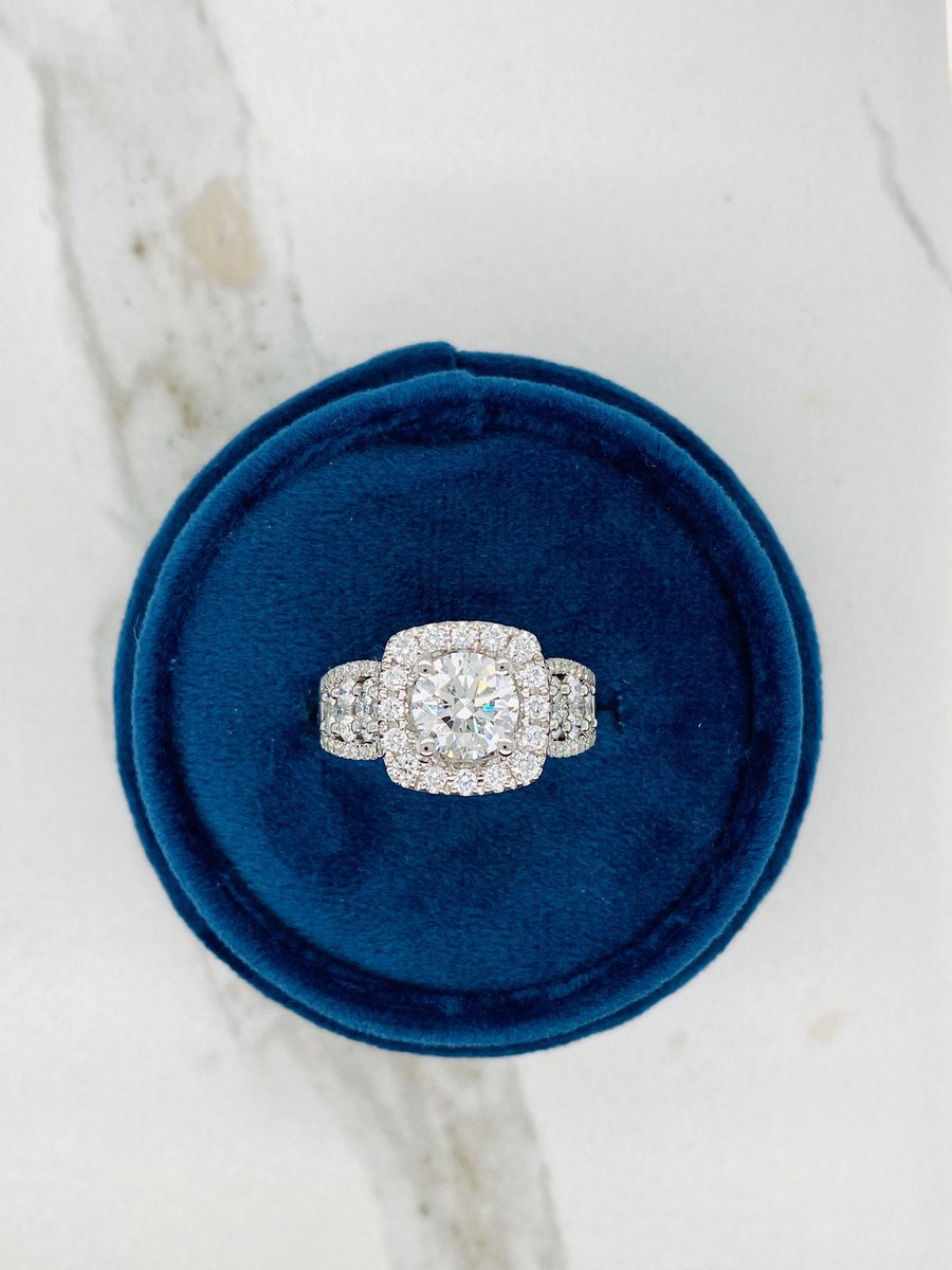 MartinBinders's tweet photo. Luckily, we are not feeling at all blue about this gorgeous diamond ring! 💙

Center 1.40 carat certified round diamond from our last buying trip surrounded with 1.02 carats of equally brilliant diamonds. See it here: https://t.co/7f7CuTRpGG
#Engagementring #love https://t.co/QRVbX14ey7