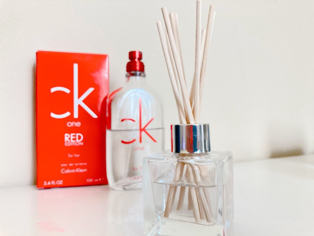 Sherri 使わなくなった香水をルームフレグランスにするやつ やってみた ずっと眠っていたck One Red ディフューザースティックそのまま香水に突っ込んでも良かったんだけど このボトルデザインにはちょっと面白くなってしまうのでわざわざ移し替えまし