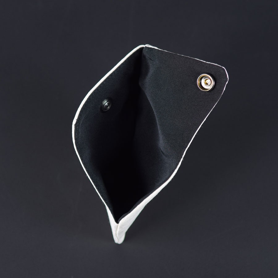 hnaoto_official's tweet photo. 【h.NAOTO MASK WALLET】
マスク専用ウォレット登場!
立体マスクをスッキリ収納出来る!アリスのシルエットのポケットマスクケース。
https://t.co/pSWmIMonWz
ご家庭で手洗い可能。
#日本製 #ファッションマスク
#MASKWALLET
#マスク #ファッションマスク https://t.co/omFMijQnFS