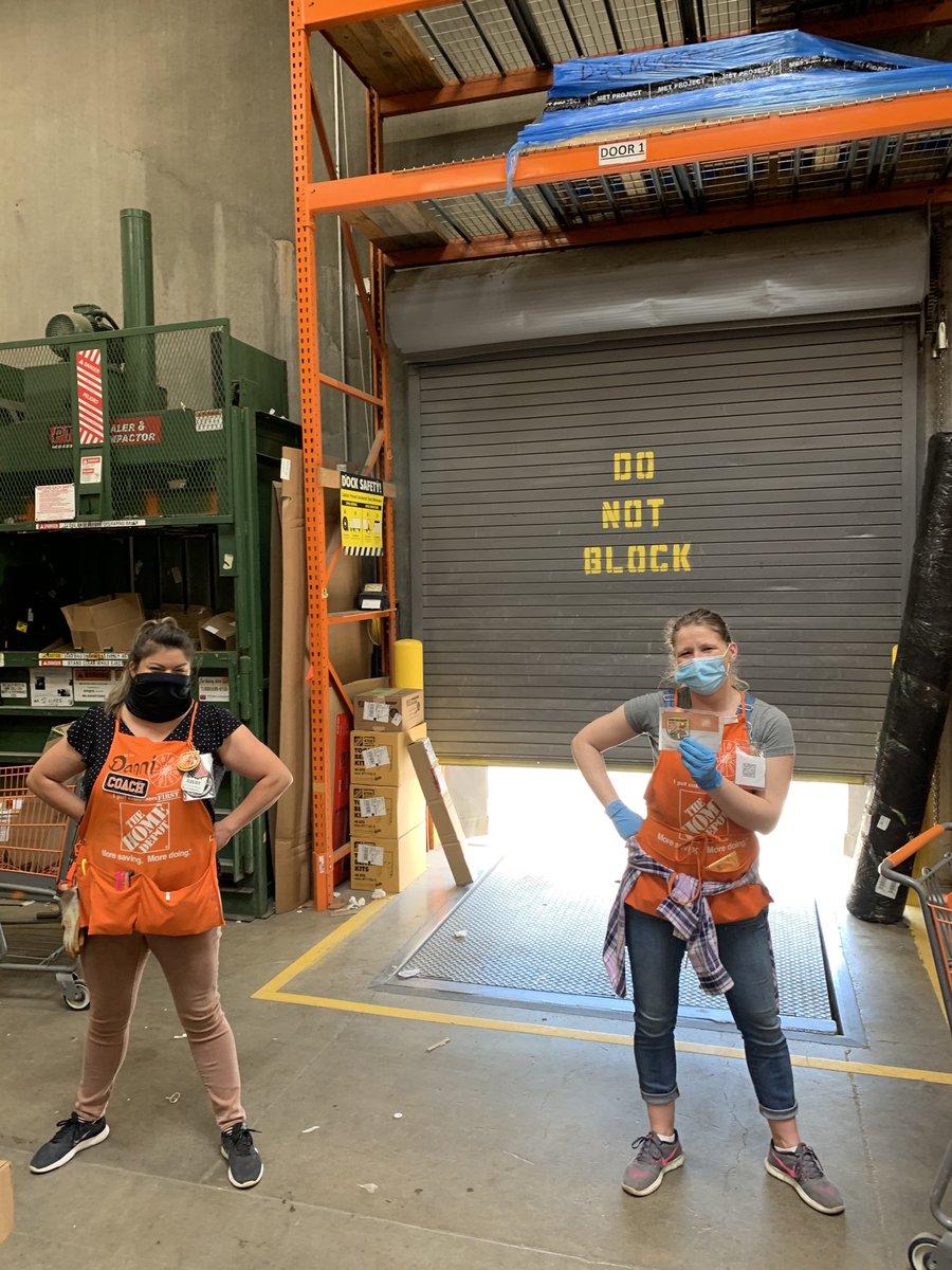 DantheFES's tweet photo. Lisa receiving her first homer award!! This new cashier did 19 credit card apps last week!!! Outstanding!!! ⁦@JustKymbah⁩ ⁦@amber_schiewe⁩ ⁦@ORANGEoregonian⁩ https://t.co/zGdDKnxOQG