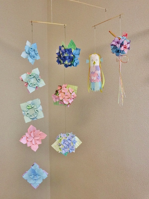 ぽっつくん En Twitter アジサイのモビールが似合う天気になってきた 外出自粛の間についたくさん折ってクリエートに置いてるけど このご時世にもらって帰ろうという気になる そして毎年レインブーツのフィット感の悪さに何度か文句言ってる季節です 笑 折り紙
