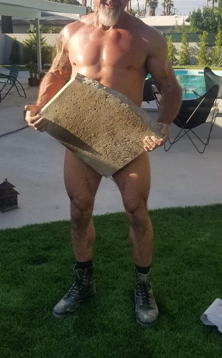 Jim51994694's tweet photo. Who needs some help in the garden?
#dirtymuscle #sweatymuscle #workingmuscle https://t.co/F2oA22QbTO