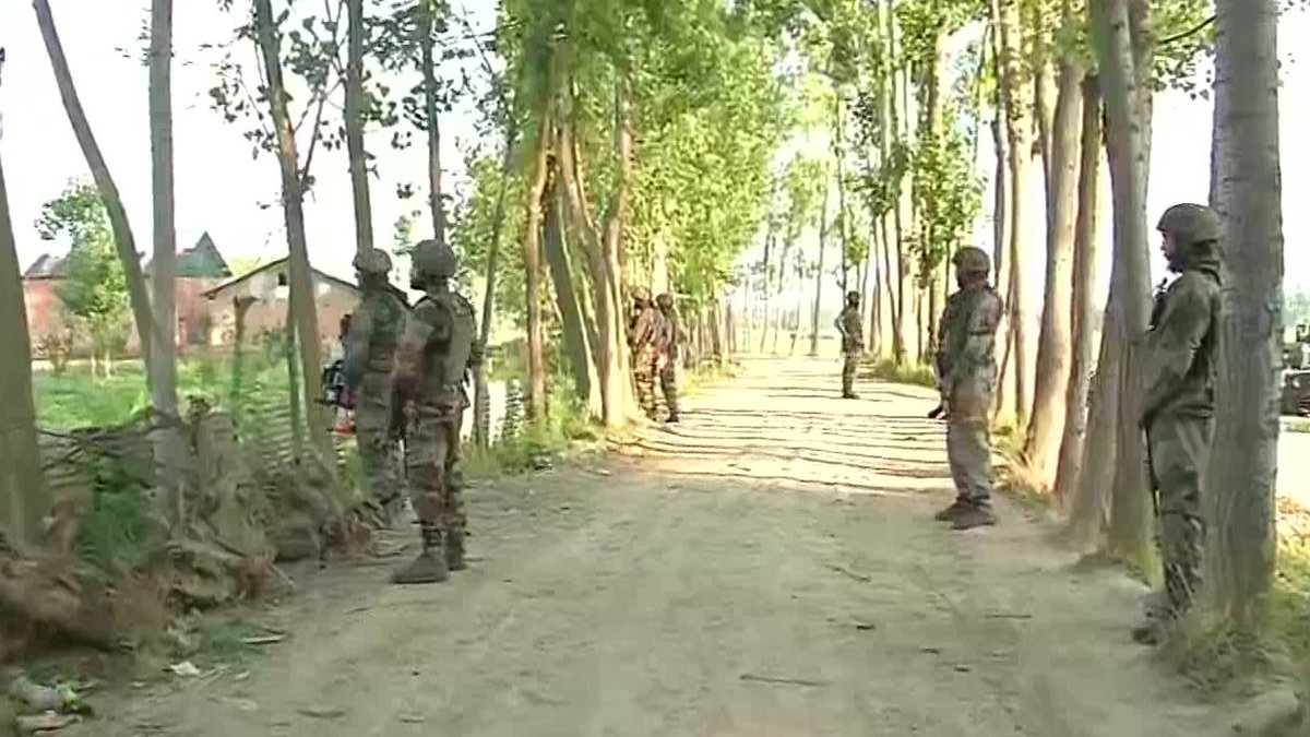 thefirstindia's tweet photo. Encounter has started at #Pathanpora area of #Budgam district. Police and security forces are carrying out the operation. Further details shall follow: Kashmir Zone Police (Visuals deferred by unspecified time)

#budgamkilling #BudgamEncounter #IndianArmy #Kashmir https://t.co/6lxGeGPRGH