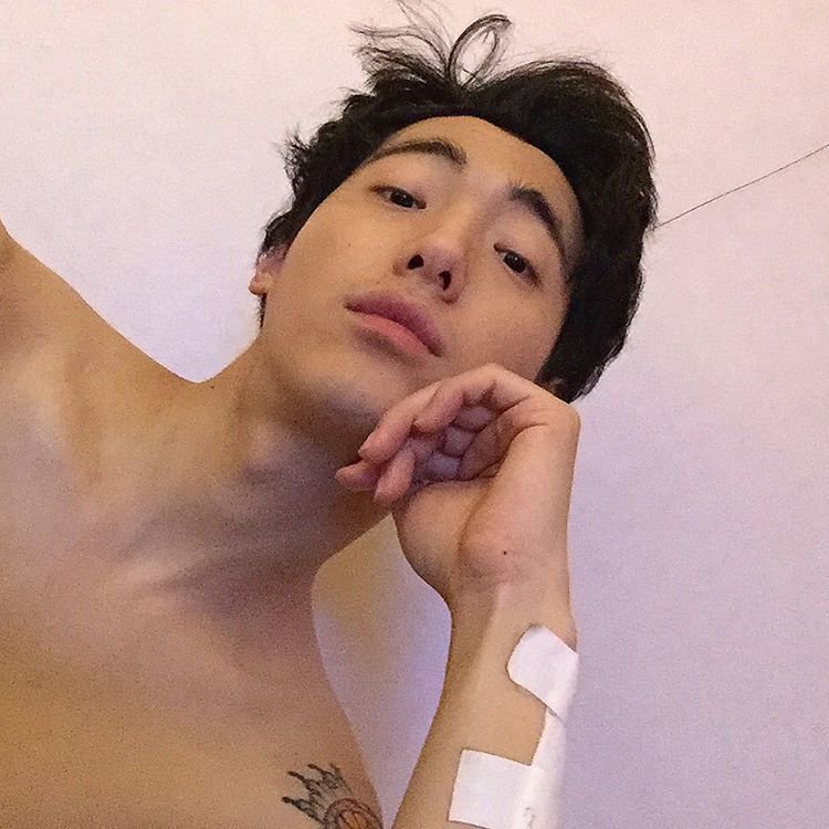 GAYOONHE0's tweet photo. Just a random tweet dedicated to a selfie taken by my manfriend, @SHONMlNO https://t.co/u8txtNjT0w
