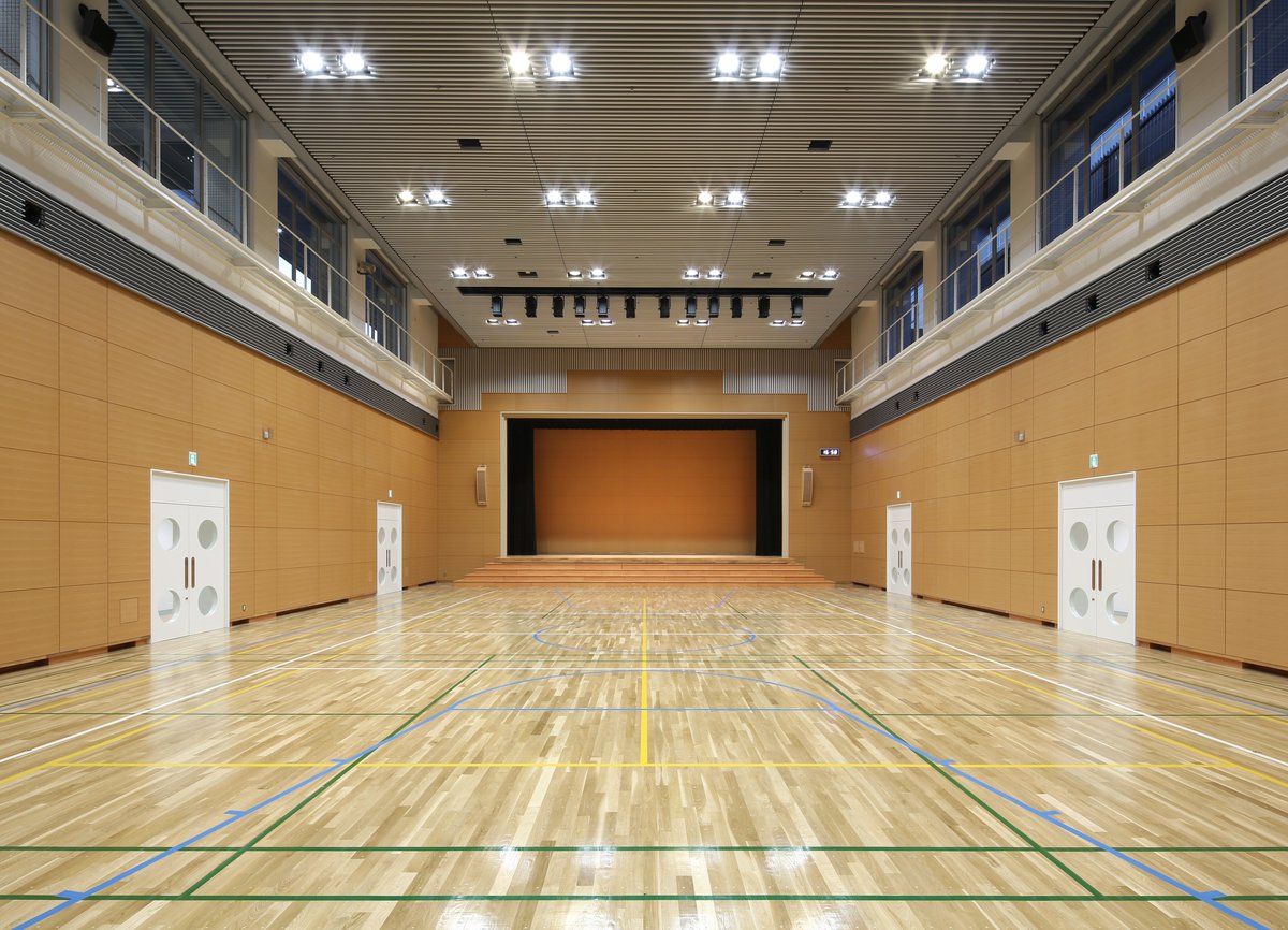 道灌山学園保育福祉専門学校 على تويتر 施設紹介 道灌山学園大ホール 保育専門学校 や併設の幼稚園も使用する大ホール 本校で一番広い大ホールは 可動収納式の観覧席と椅子を配置すると 600人弱が着席できます 入学式等の式典や体育の授業 保育技術研究発表会