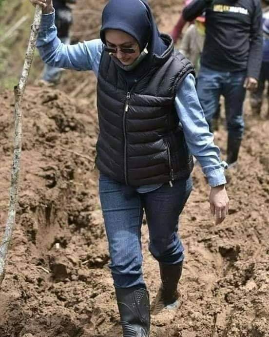 KakekHalal's tweet photo. Namanya Indah Putri Indriani @indahnyalutra Perempuan Perkasa Bupati Luwu Utara.
Saya berharap kelak dia terbang tinggi di langit kepemimpinan nasional negeri ini mengikuti jejak @jokowi @basuki_btp &amp; @ganjarpranowo https://t.co/XPXaF5s2qi