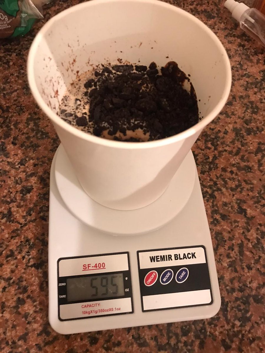 burrojp's tweet photo. Hoy me tenté con un McFlurry de litro de @McDonalds_Ar que pedi en @RappiArgentina. Ni Boudou te estafa de esta manera: viene por la mitad! O me llegará la otra mitad en un rato? https://t.co/vdiCH3zozu