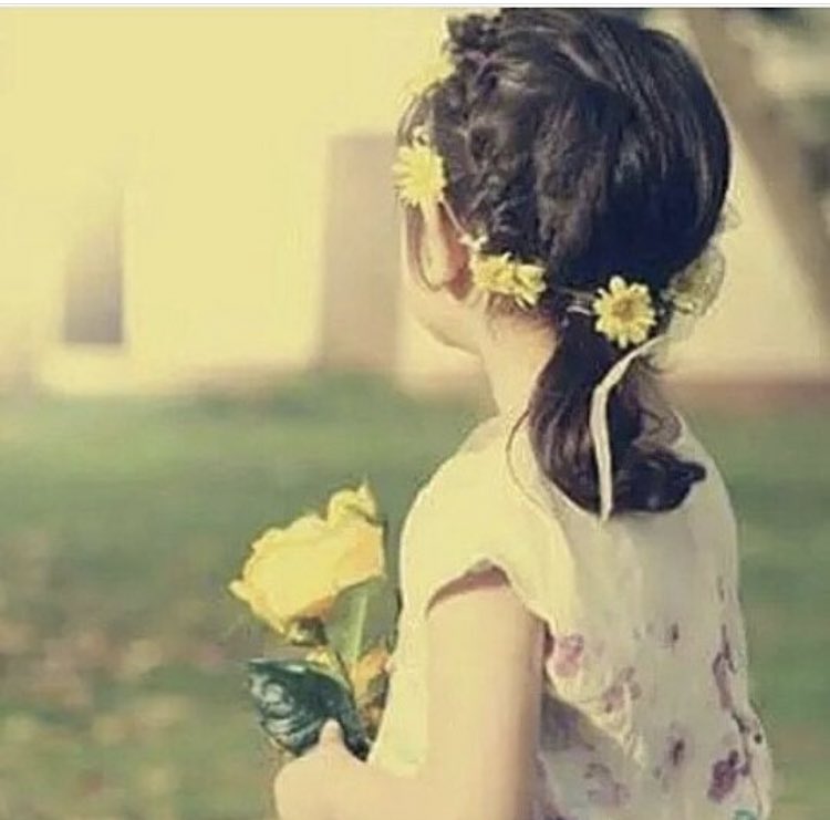 تبدو الحياة سهلة حين نتكلم عنها، صعبة حين نتعامل معها، مؤلمة حين نعيشها .. متعبة حين نجري في مضمارها، قصيرة حين نفكر فيها .. 
لكنها رائعة حين نقتنع بها

#شموخ_الجنوب