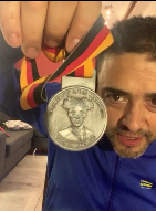 doblemerito's tweet photo. .@jbuscalia nos tira encima todas sus medallas en maratones. Este es un runner de verdad, no los que van a correr en jean al Rosedal #DMRadio #RunnersGate https://t.co/hZlAzhlvbX
