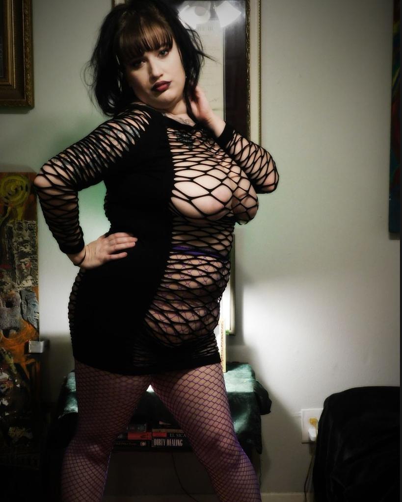 JD31614's tweet photo. #gothgirls #gothgir #goth #bigtits #fishnets https://t.co/KaKm6ecPEX