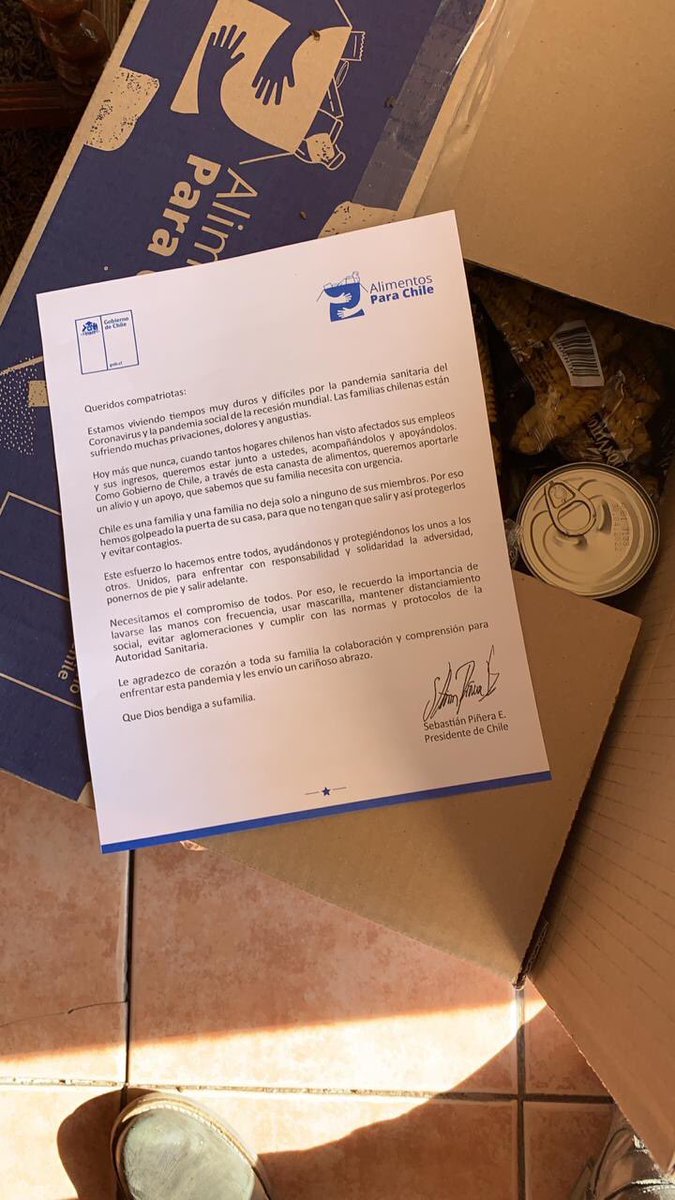 Es curioso el Presidente no conocía el instructivo de las cajas de mercadería y “no lo hubiese aprobado”, pero adentro de las cajas viene una carta con copia de su firma. 

Algo no me calza...