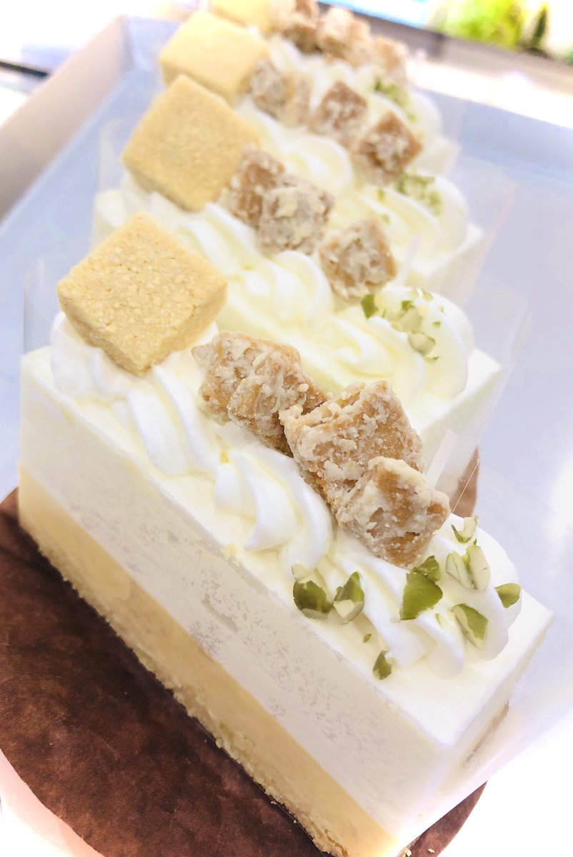 シャル フロマージュ チーズケーキは2層のやつがお好き 下から 極薄ジェノワーズ ニューヨークチーズケーキ レアチーズ 乳味感強め ホワイトチョココーティングしたクランブル ブラックペッパー入りの甘くないチーズサブレ シャル フロマージュ チーズケーキは2層のやつがお好き 下から 極薄ジェノワーズ ニューヨークチーズケーキ レアチーズ 乳味感強め ホワイトチョココーティングしたクランブル ブラックペッパー入りの甘くないチーズサブレ