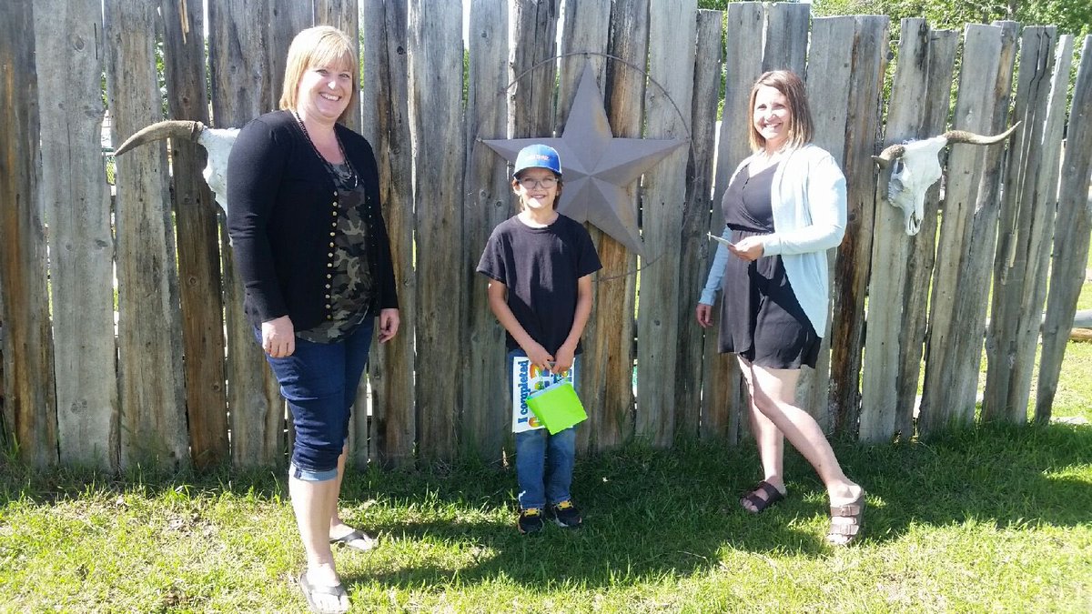 jackie_heide's tweet photo. Celebrating our amazing students today with driveway farewells. Covid you changed our schools and the method that we delivered instructions, but covid did not take away our opportunity to celebrate our students’ success. #WRSDproud https://t.co/eVCXYVDlQk