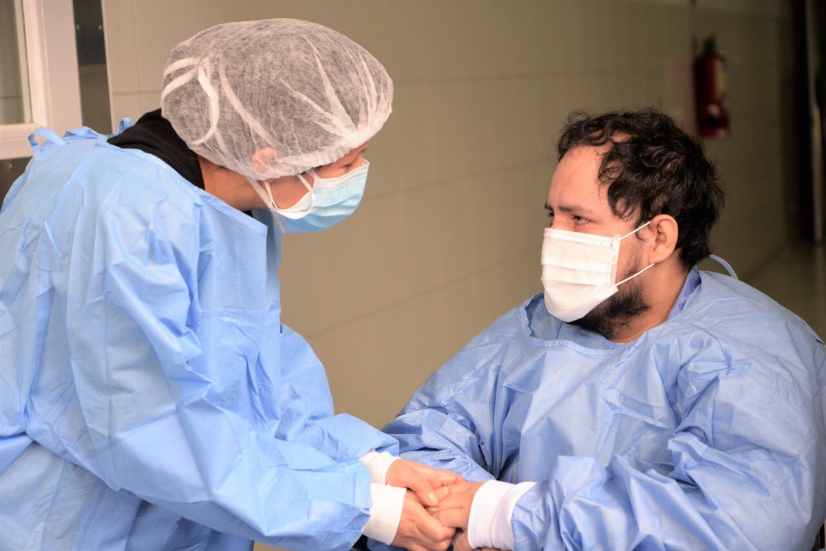 FioreMolinelli's tweet photo. La esperanza nunca se pierde 💪🙏 El valiente médico de Iquitos, Segundo Rodríguez, quien fue trasladado de emergencia a Lima por #EsSalud, venció al coronavirus gracias a los cuidados del personal de salud del Hospital Rebagliati y del INCOR. https://t.co/Ia0jDnR3lz