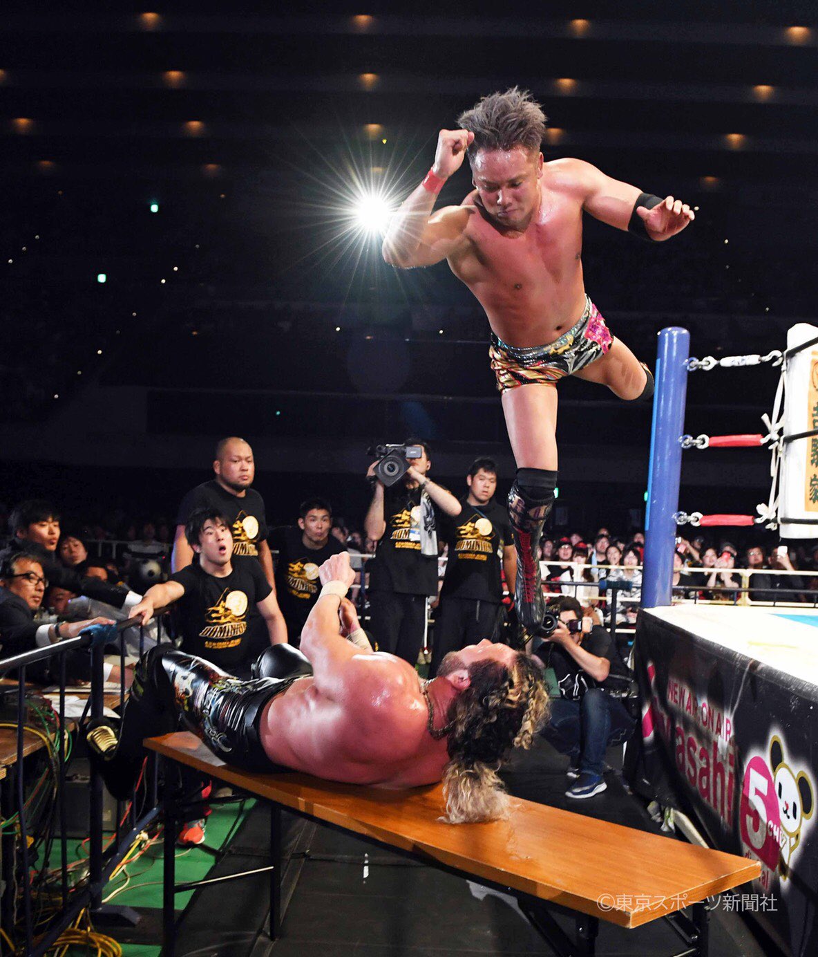 東スポ 写真部 Di Twitter 今日は何の日 ２０１7年６月１１日 大阪城ホール 新日本プロレス Iwgpヘビー級選手権試合 オカダカズチカ ケニーオメガ オカダがｖ６を飾る オカダカズチカ ケニーオメガ 新日本プロレス Njpw 東スポ Https T Co Zexjjvrc1x