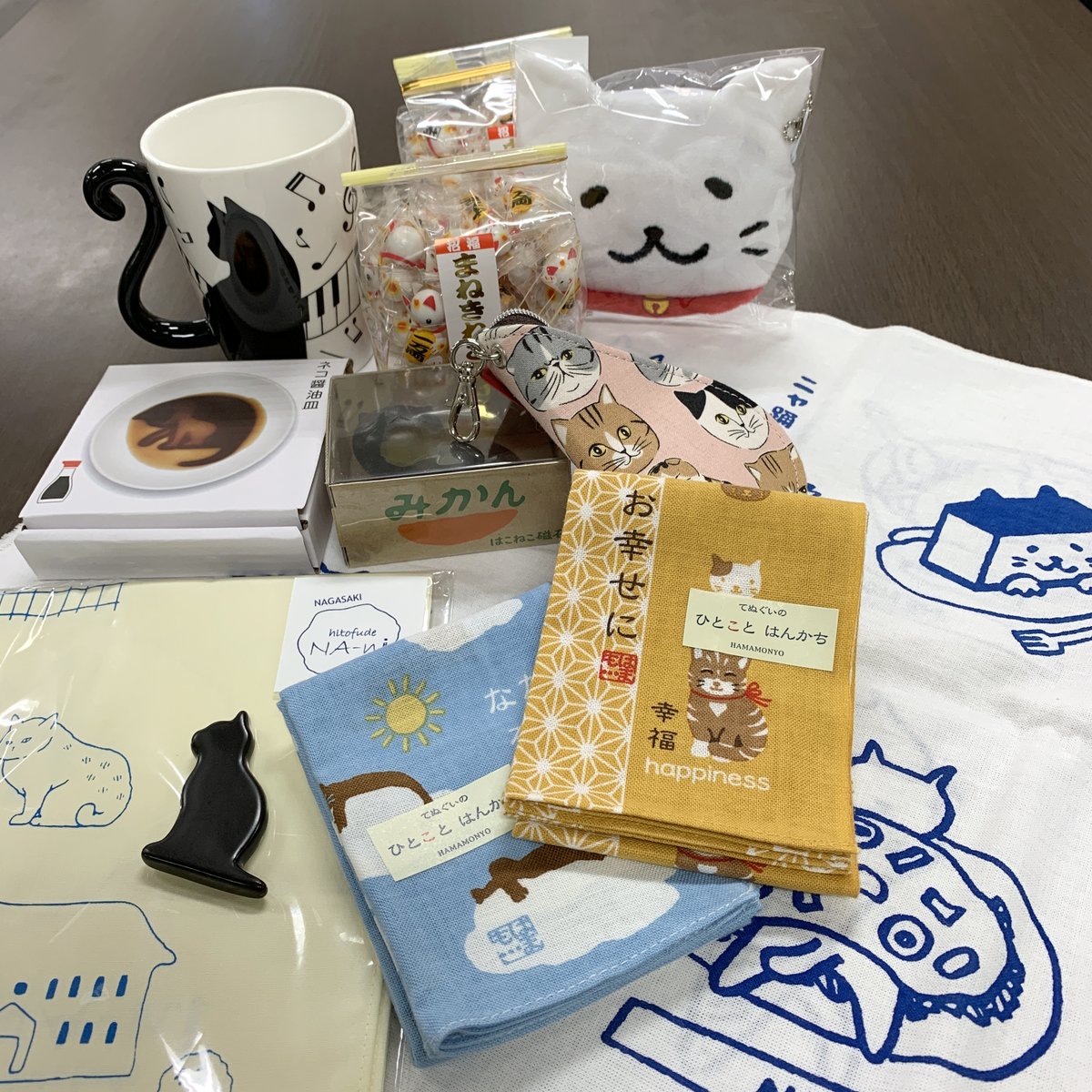 れきぶん 長崎歴史文化博物館 O 長崎もいよいよ 梅雨 入り おうちで過ごす雨の日にはかわいい ネコチャングッズで気分転換を しっぽが取っ手のマグカップと招き猫チョコ こちらはお安くなってます で楽しいティータイム ほかにも