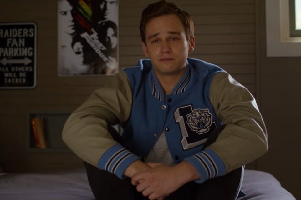 алиша боэ волчонок. джастин фоли. джастин фоли 13 причин фильм. 13 причин почему джастин. джастин фоули 13.