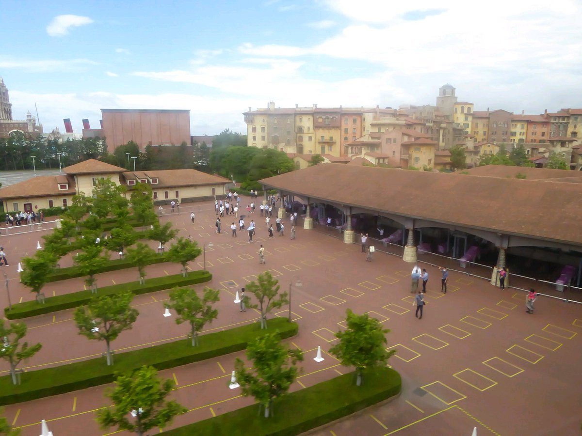ゆめとま 今朝の東京ディズニーシー ゲート前の様子です サウス ノース いらっしゃる方の多くがリゾラに手振り そういう性分の方なんだなあ と 画質を落としてます