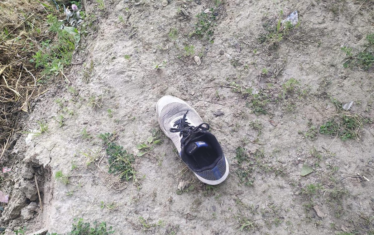 VeerSheikh's tweet photo. #Jaish_Militants managed to fled from encounter site in #pathanpora #Budgam leaving behind 5 AK Magazine, and pistol
#Kashmir https://t.co/3MHlhCfJGV