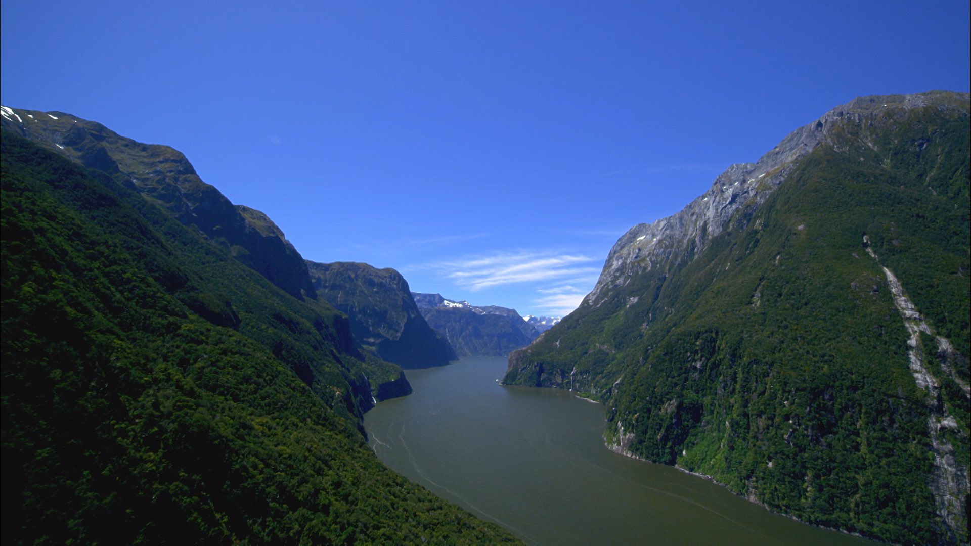 世界遺産 フィヨルドは 一見 川のように見えますが 内陸深くに入り込んだ海です 海から遡っていくと 氷河にたどり着きます ニュージーランド テ ワヒポウナムの壮観な映像 6月14日 日 午後6時から放送します 世界遺産 ニュージーランド テ