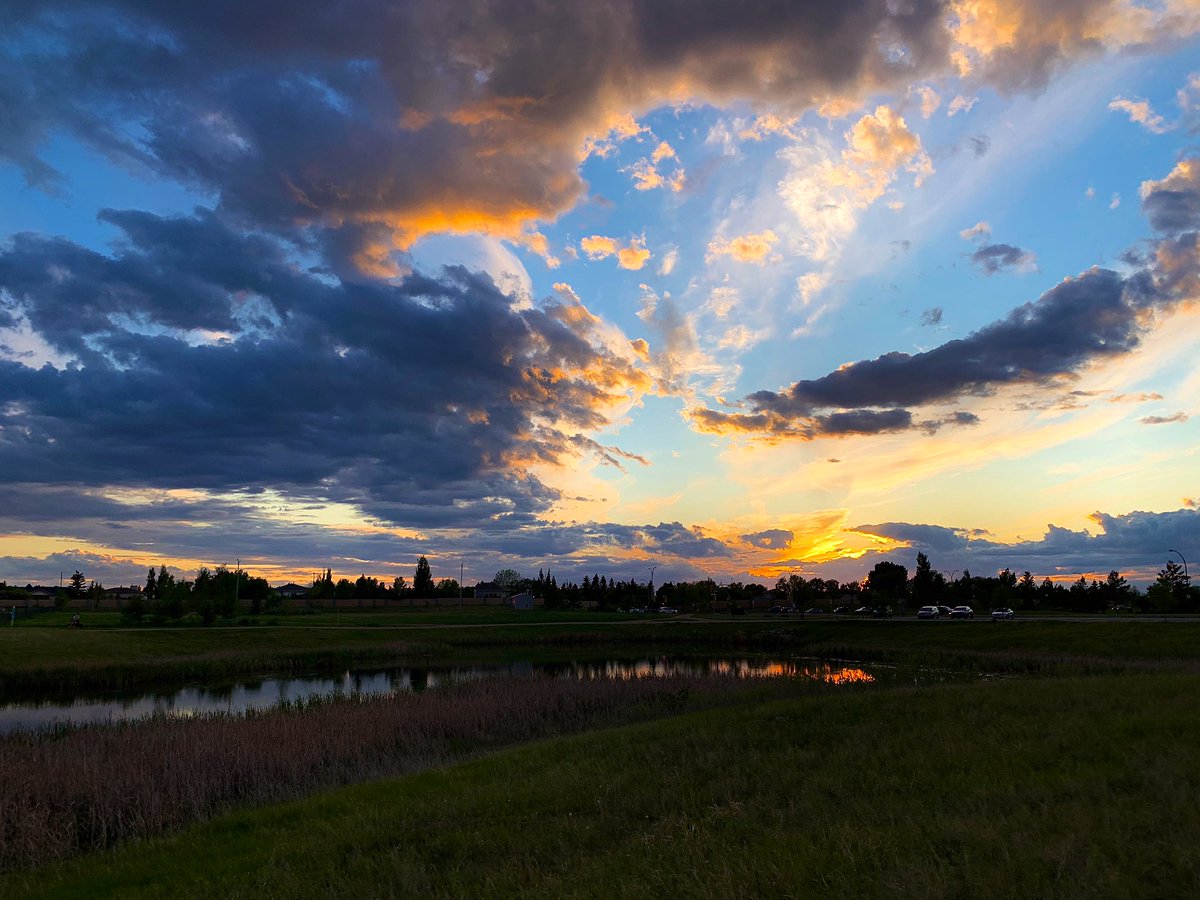 Devin_Heroux's tweet photo. Land of the Living Skies. 

Good evening from Saskatchewan. https://t.co/djtn7F3FjW