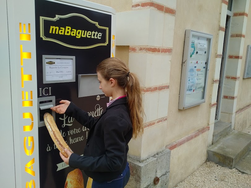 lalandechasles's tweet photo. La machine à pain en service depuis ce matin à la mairie de La Lande-Chasles ! Et affiches ajoutées sur panneau au bord de la départementale !  @SaumurAgglo #machineapain https://t.co/m6lLi6oI3O