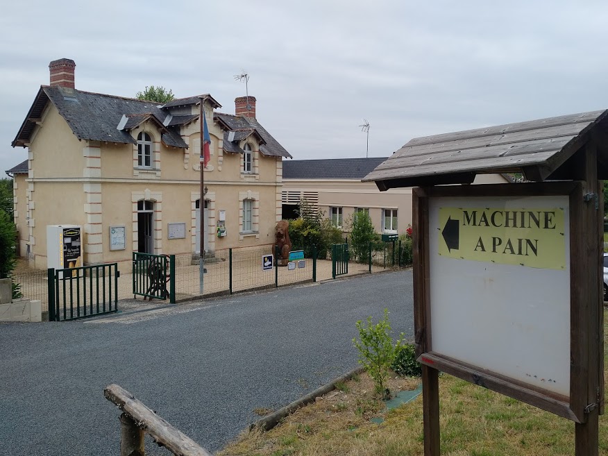 lalandechasles's tweet photo. La machine à pain en service depuis ce matin à la mairie de La Lande-Chasles ! Et affiches ajoutées sur panneau au bord de la départementale !  @SaumurAgglo #machineapain https://t.co/m6lLi6oI3O