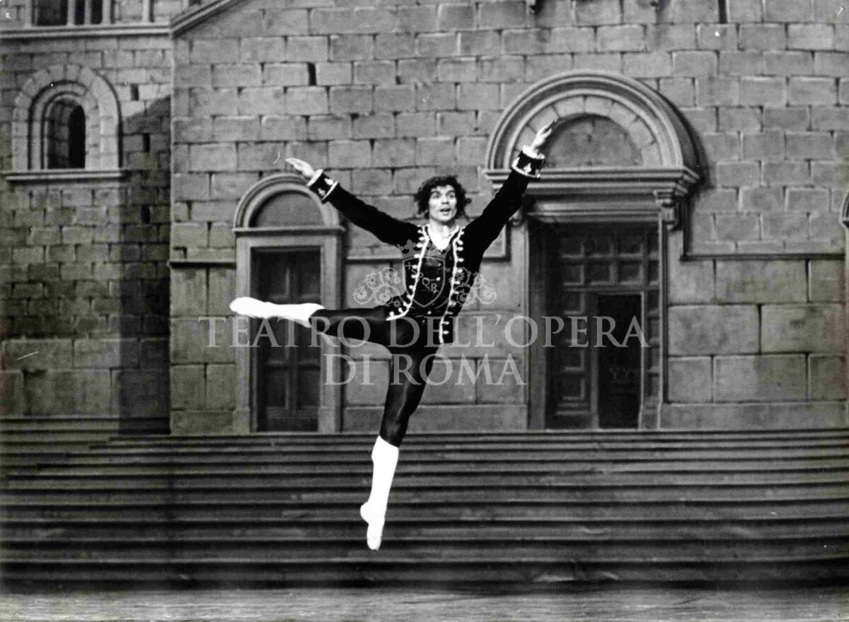 Per il #TeatroDigitale un balletto raro interpretato dalla leggenda della danza #RudolfNureyev. È disponibile su RaiPlay 'Marco Spada' di #Auber nell'edizione del 1981 al Costanzi  con coreografia e regia di #PierreLacotte.

Guarda il video completo: bit.ly/2UyYRm5