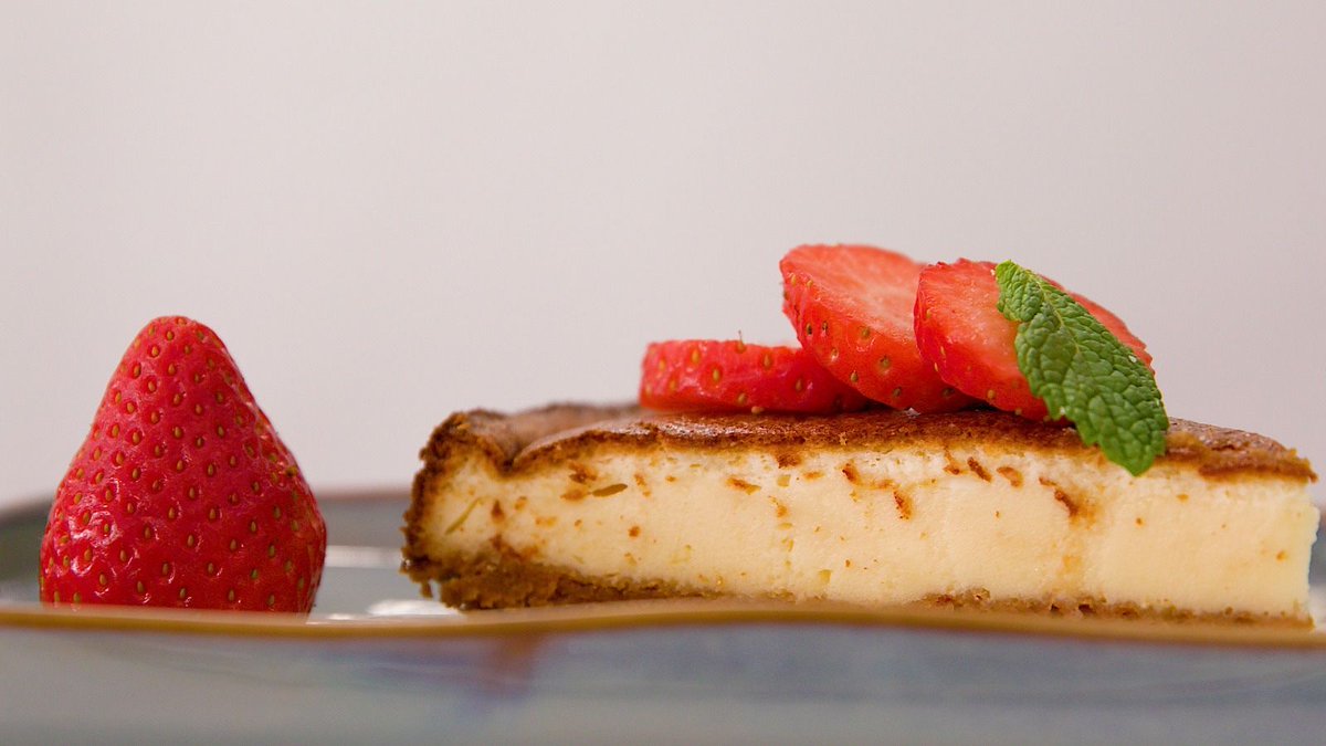 gennbox's tweet photo. TARTA DE QUESO AL HORNO

Ingredientes:

● 1 limón 
● 90 gr de mantequilla
● 150 gr de galletas
● 3 huevos
● 200 gr de queso crema
● Lata pequeña de leche condensada https://t.co/8bZJRyu9wY