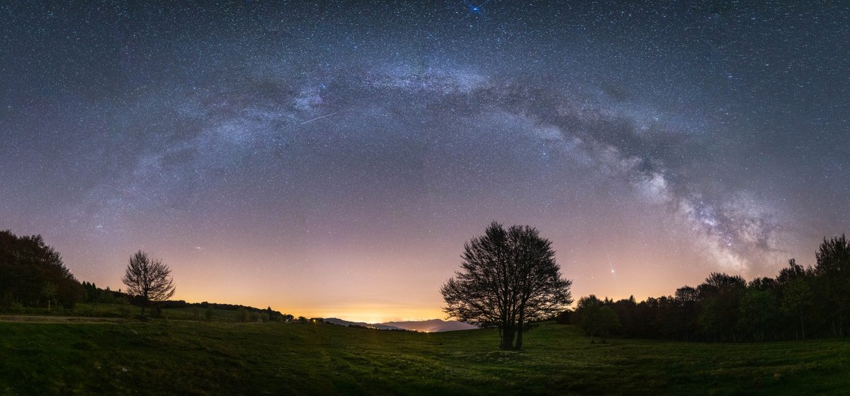 thomasdevard's tweet photo. Panoramique de la voie lactée sur la chaume des 3 fours dans les Vosges 

#milkyway #nightscape #vosges #massifdesvosges #voielactee #nightscape_photography https://t.co/hInXnxLFEn