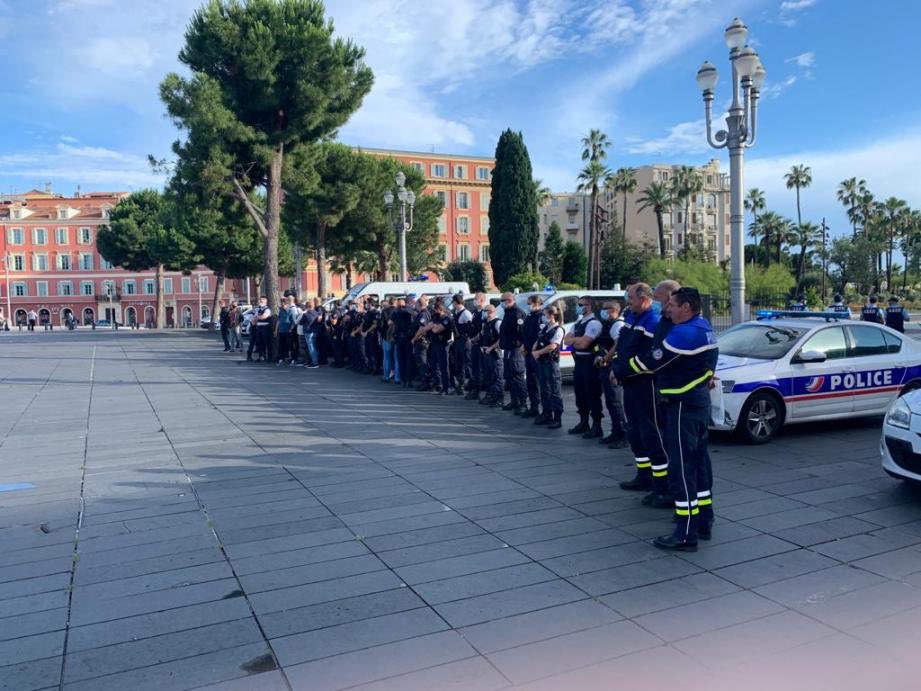 Mediavenir's tweet image. 🇫🇷 Nice : près de 70 policiers se sont rassemblés hier soir, place #Massena à #Nice, pour exprimer leur ras-le-bol des accusations de #racisme et de #violencespolicières. Ils ont aussi exprimé leur mécontentement face à l’interdiction de la technique de « la prise au cou ». (NM)