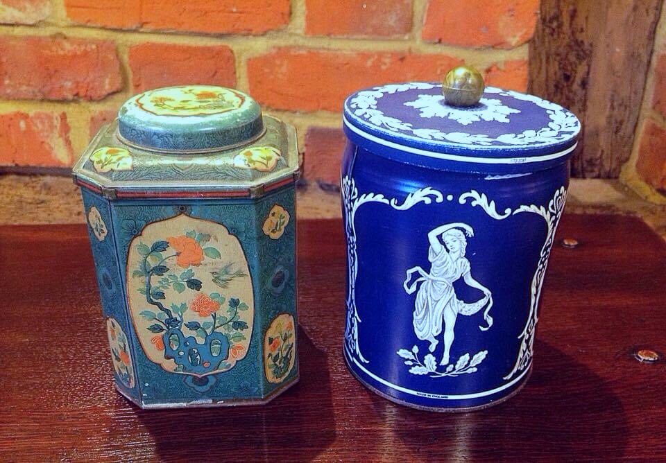 eversleybarn's tweet photo. #huntleyandpalmertins #vintagetins #oldtins #biscuittins #antiquecopper #trenchart #galvanizedshelves #pinefiresurround #firesurround #vintage #antiques #judismithantiques #eversleybarnantiques https://t.co/Tu9ZUsQLKA https://t.co/iCqNvCdLbk
