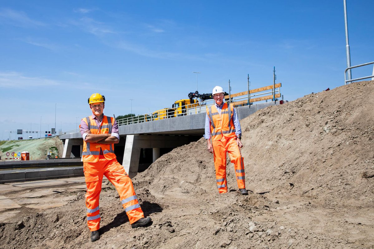 RWSzakelijk's tweet image. Een kijkje in de keuken bij het project verbreding #A1 Twello-Azelo. Omgevingsmanagers van #Rijkswaterstaat en van @heijmansnl vertellen over de voortgang en het contact met alle partijen. ‘We zijn trots dat we ondanks corona op schema liggen' rijkswaterstaat.nl/nieuws/2020/06…