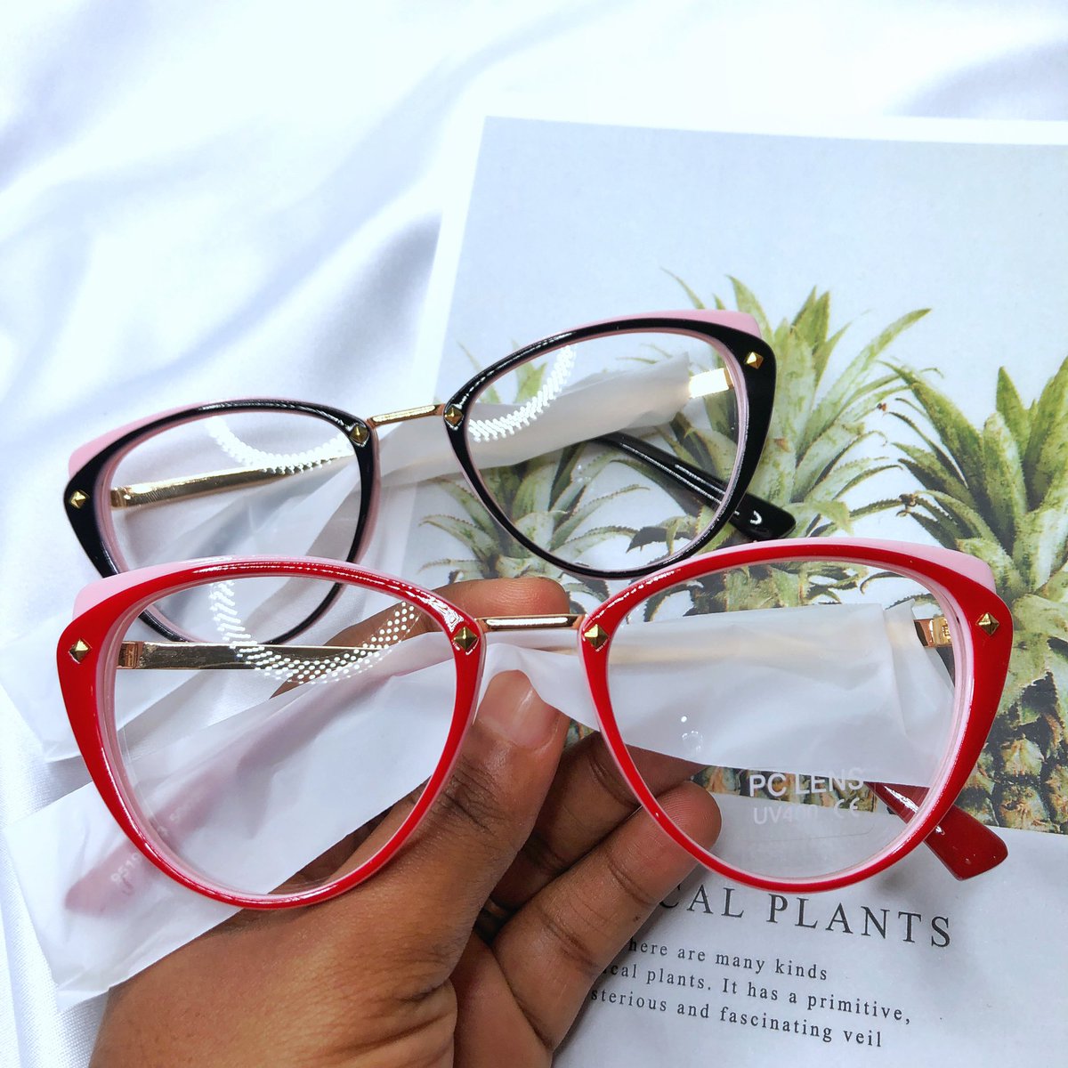 Red or Black?? Clear frame lover get in here Price: 3500Available for immediate delivery!!!pls send a Dm to order and help Rt