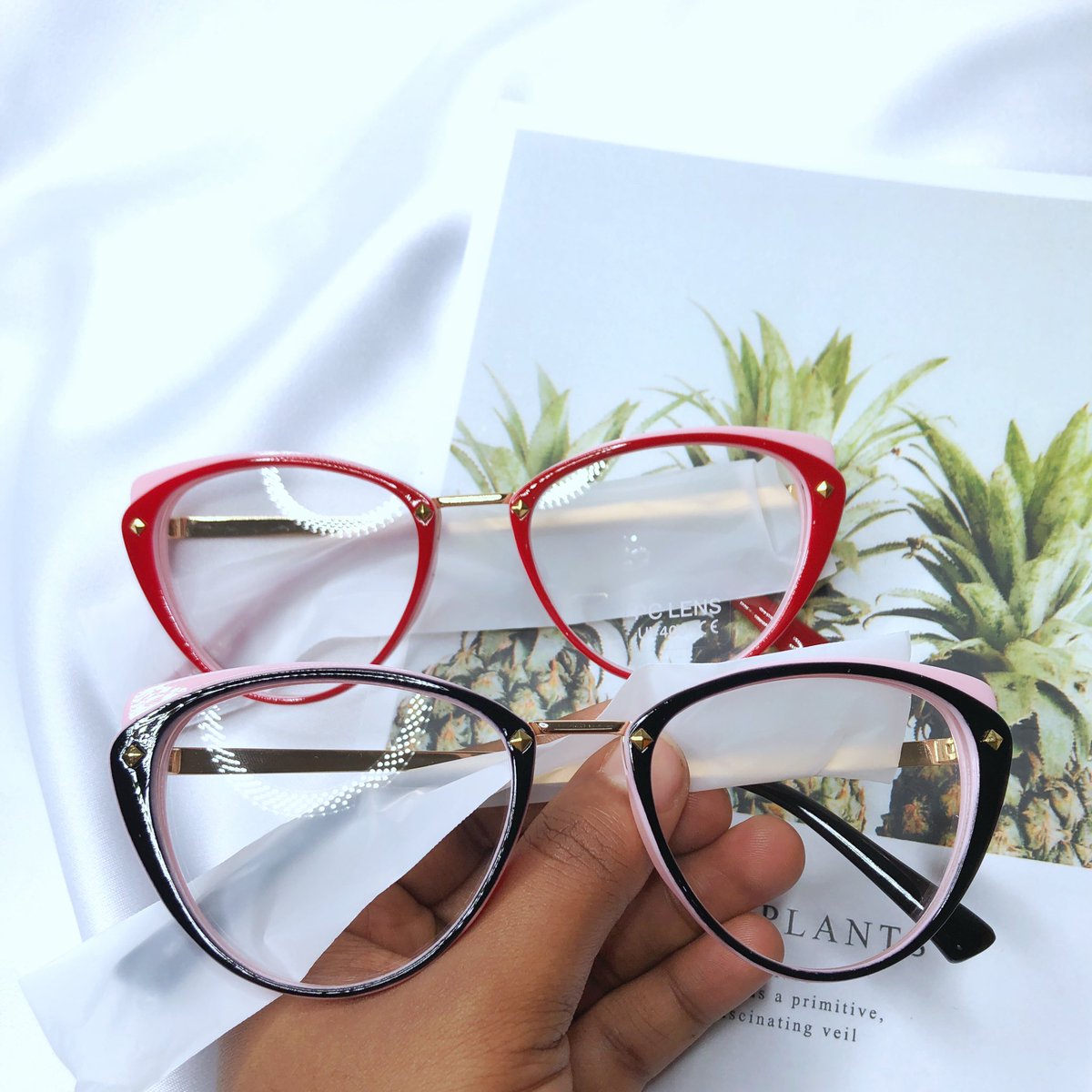 Red or Black?? Clear frame lover get in here Price: 3500Available for immediate delivery!!!pls send a Dm to order and help Rt