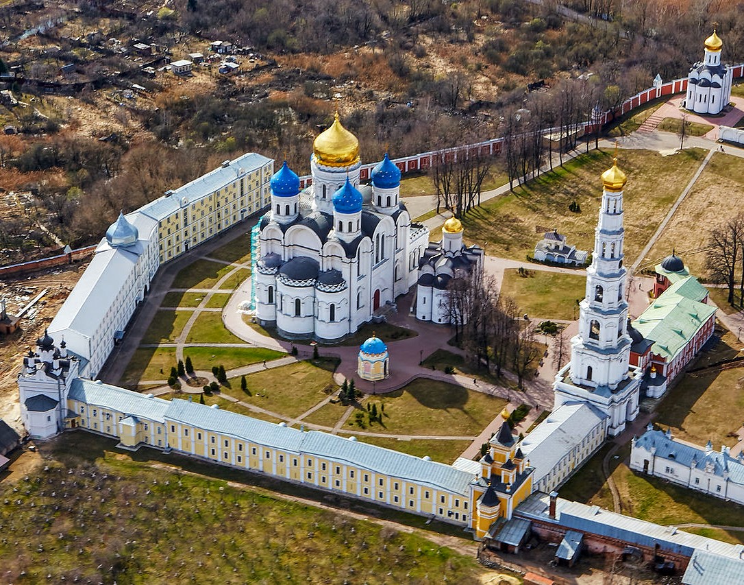 100 ЗНАМЕНИТЫХ МОНАСТЫРЕЙ
40.Николо-Угрешский монастырь
      1380 г. Угреша. 
<a href="/history_RF/">История.РФ 🇷🇺</a>  #СТОМОНАСТЫРЕЙ
В этом месте войско князя Дмитрия Донского остановилось на отдых на пути к полю Куликову. «Сия вся угреша сердце мое» («Это всё согрело сердце моё»). Согревает до сих пор.