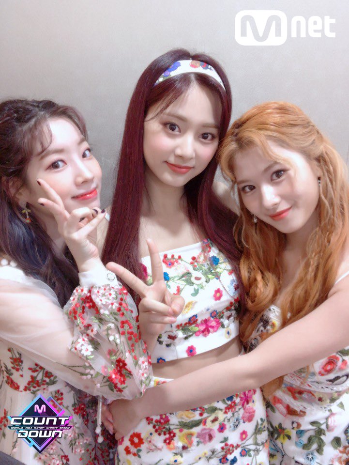 satzupics's tweet photo. SANA WITH HER ARMS AROUND TZUYU THEY’RE SO CUTE https://t.co/OaHfwSbvIY