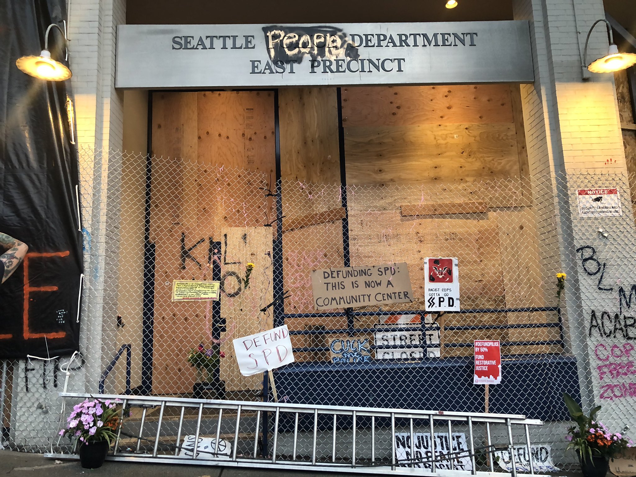 Seattle: policija napustila centar grada, proglašena autonomna narodna republika, Trump prijeti intervencijom EaNBgXNU4AA1sFt?format=jpg&name=large