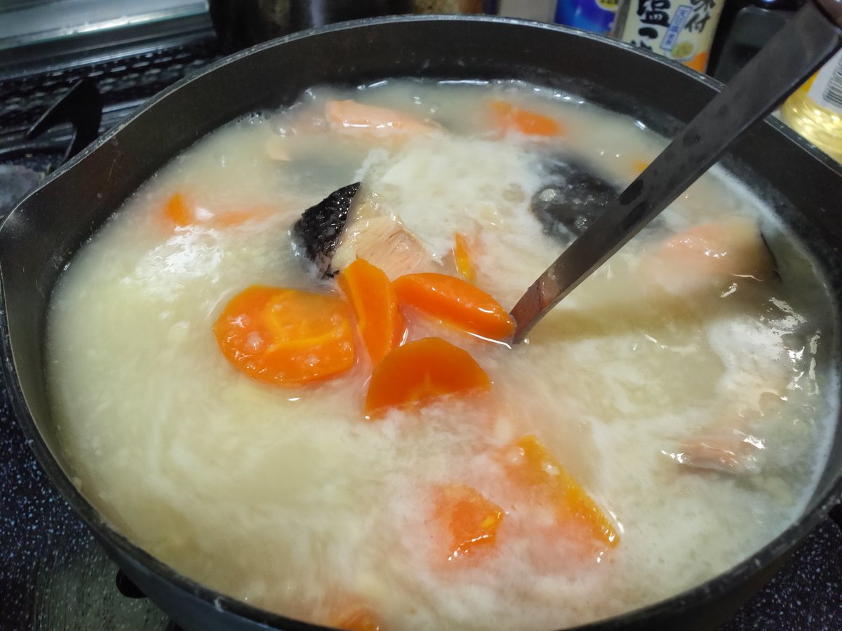 YasuTakki's tweet photo. こんな暑い日なのシチューを作りました。なぜなら。。。
先日買ってきたシャケが痛む前に食べないともったいないからです😂😂 ホワイトソースにシャケって合うのでどうぞお試しを✨✨✨
.
.
.
#写メ日記 #Oppo #r17pro https://t.co/liXyn7jrnB