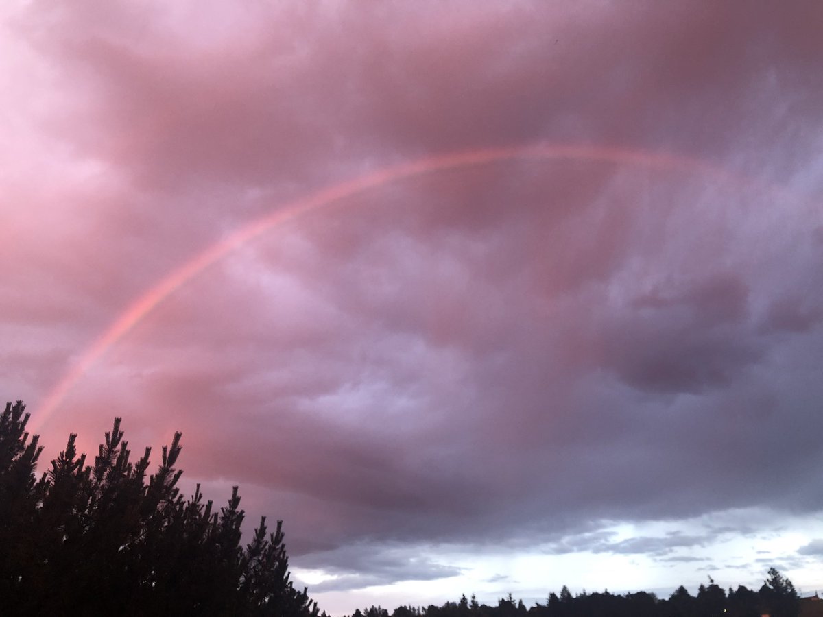 carmenweld's tweet photo. Wow! These Okanagan skies tonight 🤩! #okanagan #westkelowna #rainbownsunset #pinkskiesatnight https://t.co/IOMQ9G1SBu