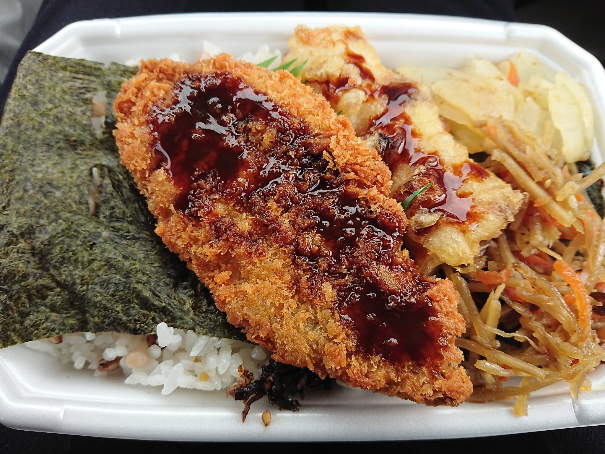こまがたの星ピー 値上げした のり弁 食べてみた ホキのフライが大きくなって ソースがプレミアムソースかだし醤油のどちらか選べる フライにはソース派なので 迷わずプレミアムソースを でもちくわ天にはお醤油をかけたいよね 値上げしても