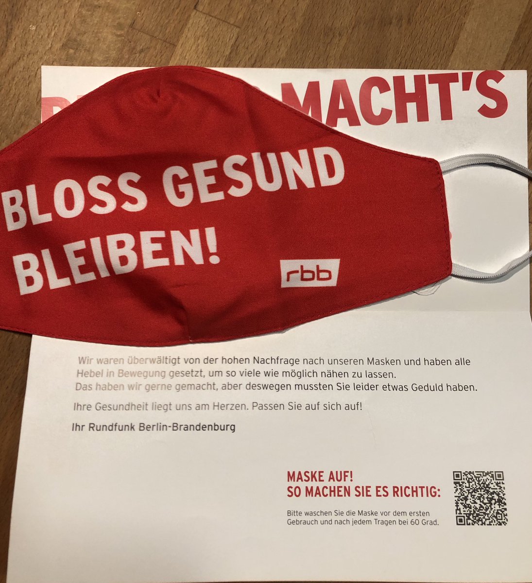 Lag gestern im Briefkasten. Fand ich ehrlich toll. #rbb #bleibtgesund. Liebe #FAZ nehmt euch ein Beispiel. Dort gibts Masken für eine Freundschaftswerbung für 19,95 ... Kundenbindung á la #rbb ist wirksamer.