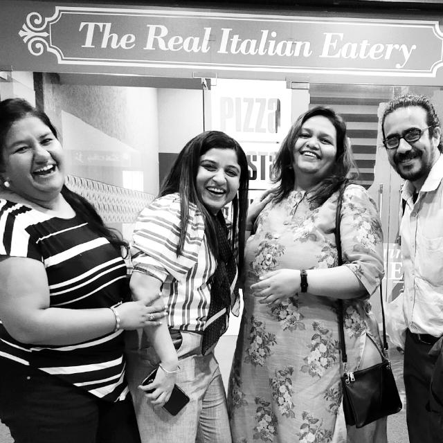 hrsanjaynegi's tweet image. Can't get over the happiness of this picture, it has got that class of 99 feel to it, which will make you weak in knees after 10 years also, via @tweetynu #ChaarYaar #Indore #thursdayvibes 🤗🤗 #Yaari :)