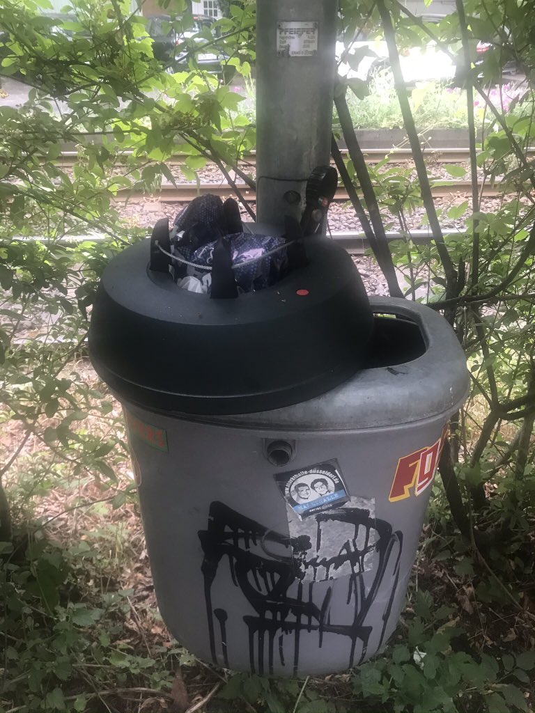 jeffdonald's tweet photo. Hey @TonyFratto - look what people just throw away in the park here in Getmany!! #Krinner @MissMolly_DC https://t.co/CtlzMrA2bn