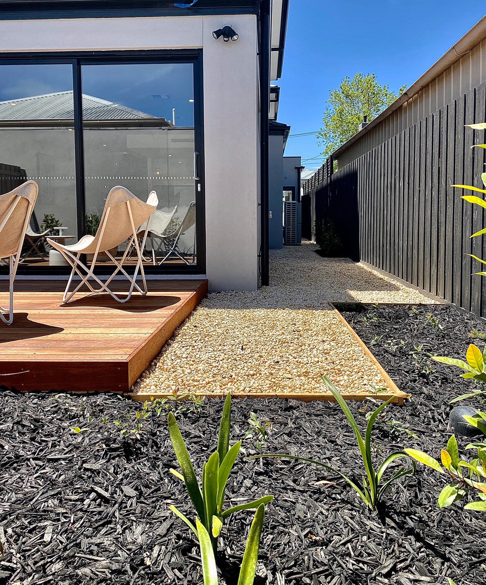 GardensModern's tweet photo. The side path of your house does not always have to consist of stepping stones or a paved pathway... nor may these elements fit into your budget. 
Here we have a gorgeous pebbled pathway, a low maintenance and cost effective option for your side pathways! 💯🙌 https://t.co/LWr8WOWyKY